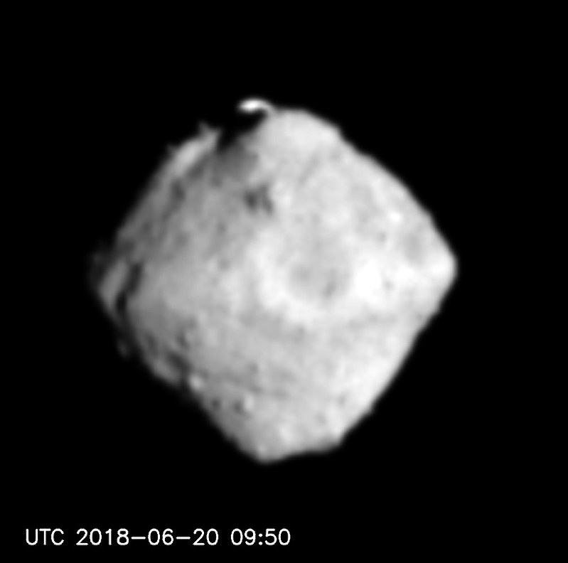 小惑星リュウグウ=宇宙航空研究開発機構提供