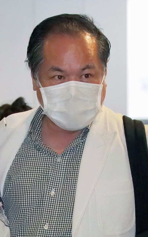 成田空港に到着した「はれのひ」の篠崎洋一郎社長=2018年6月23日、和田大典撮影