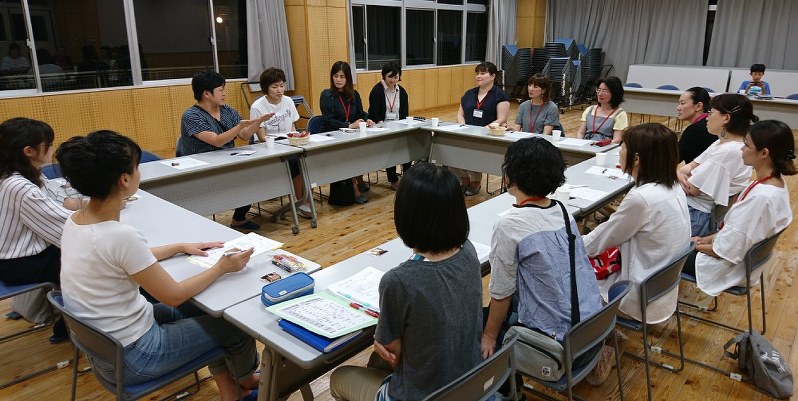 初会合に集まって意見を交わす「ワンイヤーボランティア」の保護者ら=福岡県志免町の町立志免中央小学校で4日午後8時半