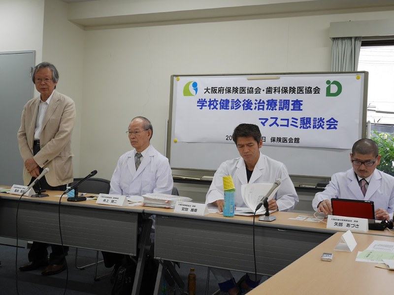 学校検診後の子供たちの受診行動を調査した結果について記者会見する大阪府保険医協会と府歯科保険医協会の医師ら=大阪市浪速区で5月24日、野口由紀撮影