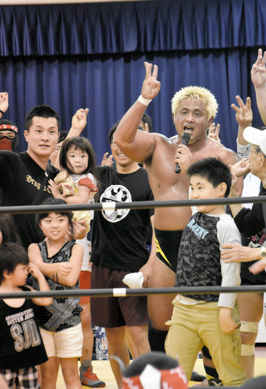 チャリティー大会で、子どもたちと一緒に「1、2、3、復興ダー」と叫ぶ宮本和志選手=福島県郡山市喜久田町で2018年6月24日午後3時30分、岸慶太撮影