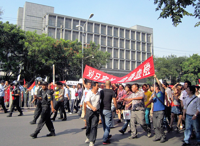 北京の日本大使館前で行われた反日デモ=2012年9月、成沢健一撮影
