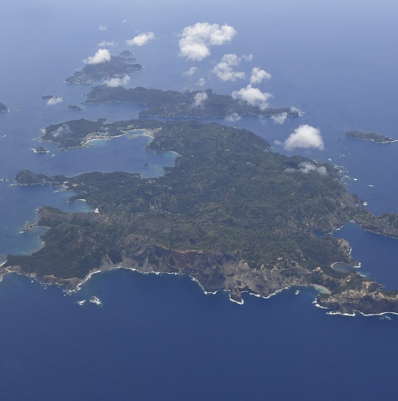 返還50年を迎えた小笠原諸島。(手前から)父島、兄島、弟島=6月9日午前、本社機「希望」から