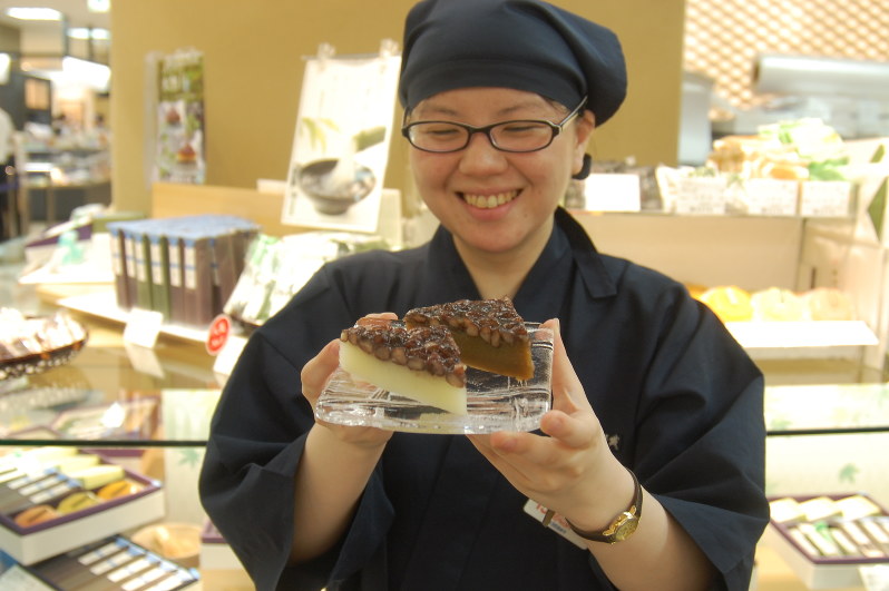 笹屋伊織の水無月。奥は黒糖味=京都市下京区の笹屋伊織高島屋京都店で2018年6月26日、国本ようこ撮影