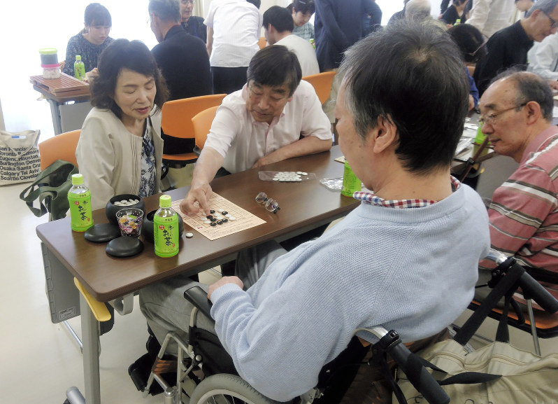 高次脳機能障害者や家族、支援者らによる囲碁の交流会。脳の認知機能維持、向上の効果もあるという=東京都大田区で2018年5月、蒔田備憲撮影