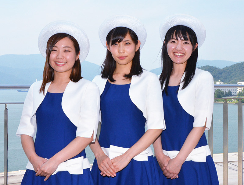 第39代「クイーンまいづる」に選ばれた(左から)堀絢夏さん、湯沢沙梨菜さん、平松涼子さん=京都府舞鶴市浜の市商工観光センターで、鈴木健太郎撮影