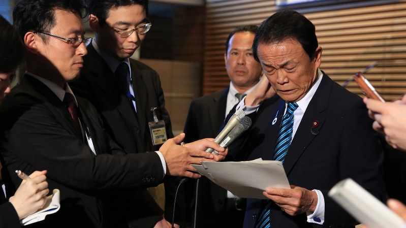 「骨太の方針」の閣議決定後、記者の質問に答える麻生太郎財務相(右)=2018年6月15日、梅村直承撮影