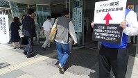 東芝の株主総会の会場に入る株主＝千葉市美浜区の幕張メッセで２０１８年６月２７日、今沢真撮影