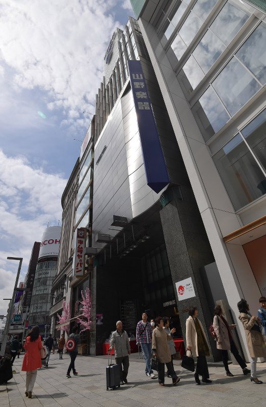 商業地で公示地価全国1位となった東京都中央区銀座の山野楽器銀座本店(中央)周辺=西本勝撮影