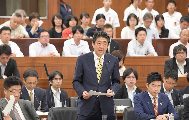参院厚生労働委員会で働き方改革関連法案について答弁する安倍晋三首相(中央)=国会内で2018年6月26日午前11時43分、川田雅浩撮影