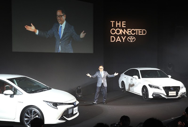 トヨタ自動車初の本格コネクテッドカーとなる新型クラウンとカローラスポーツを発売し、説明をする豊田章男社長=東京都江東区で2018年6月26日、太田康男撮影