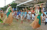 本土復帰５０年を祝う「返還祭」で、小笠原の郷土芸能「南洋踊り」を踊る島民たち＝東京都小笠原村父島で２０１８年６月２６日、森健太郎撮影