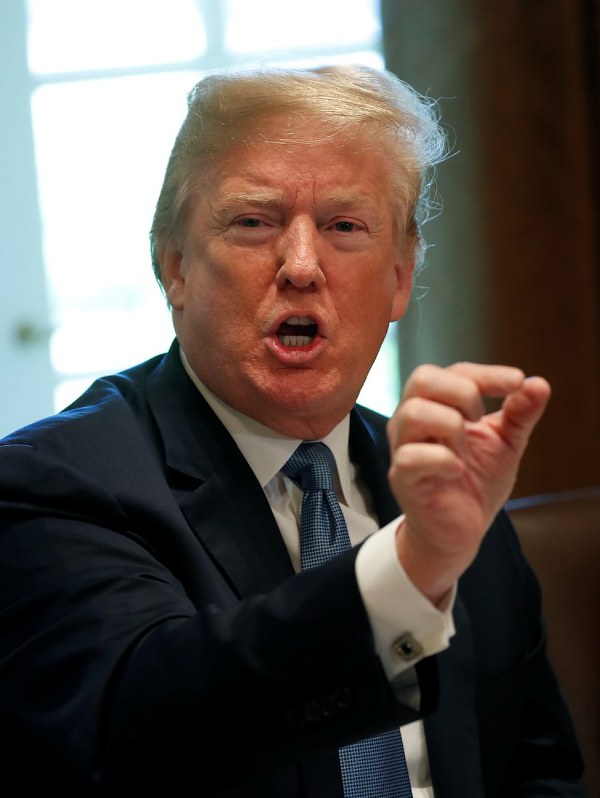 共和党議員との昼食会で語るトランプ米大統領。米政権は日本や欧州などにイラン産原油の禁輸を要求し、締め付けを強めている=米ホワイトハウスで26日、ロイター