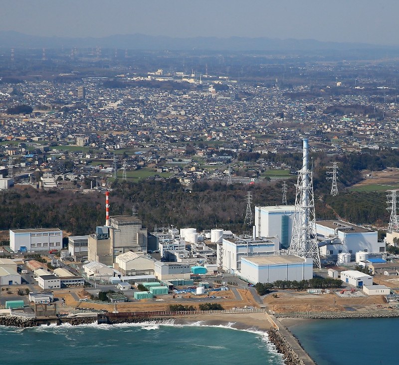 停止中の東海第2原発(手前右側)。手前左側は廃炉作業中の東海原発=茨城県東海村で2017年3月、本社ヘリから長谷川直亮撮影