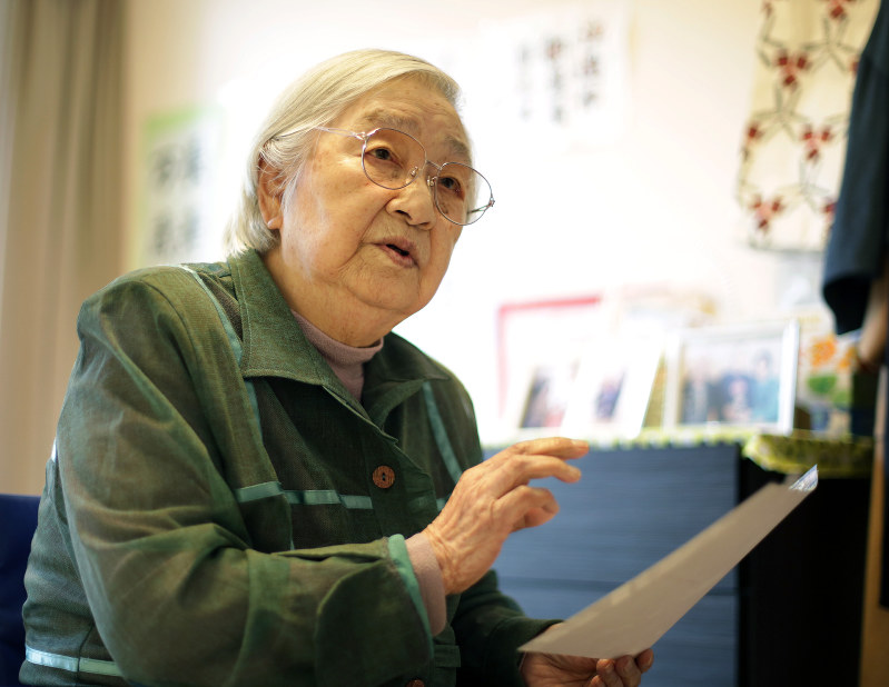 70年前の福井地震での体験を思い出しながら語る多田崇子さん=札幌市南区で2018年5月19日、貝塚太一撮影