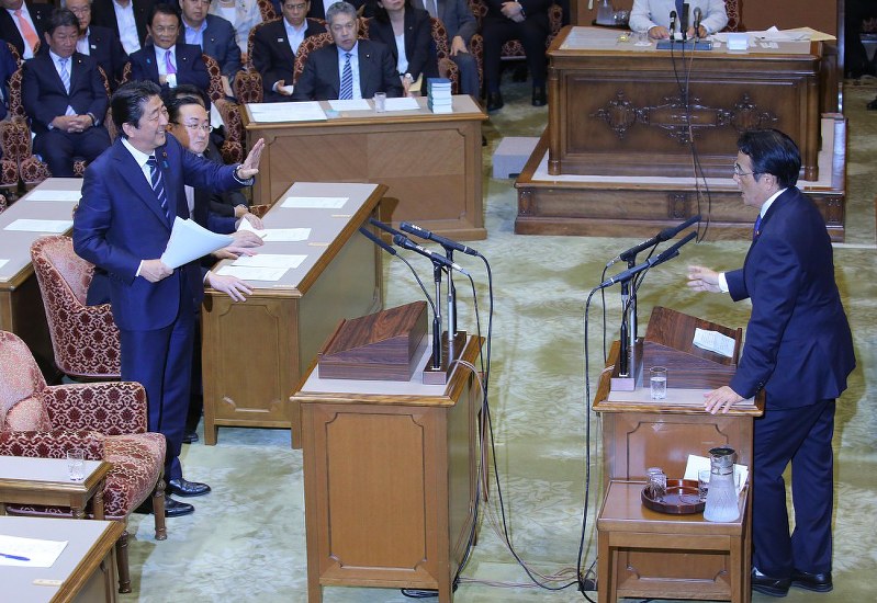 党首討論で無所属の会の岡田克也代表(右)の持ち時間が終わっているため退席しようとする安倍晋三首相(左)=国会内で27日午後3時55分、宮武祐希撮影