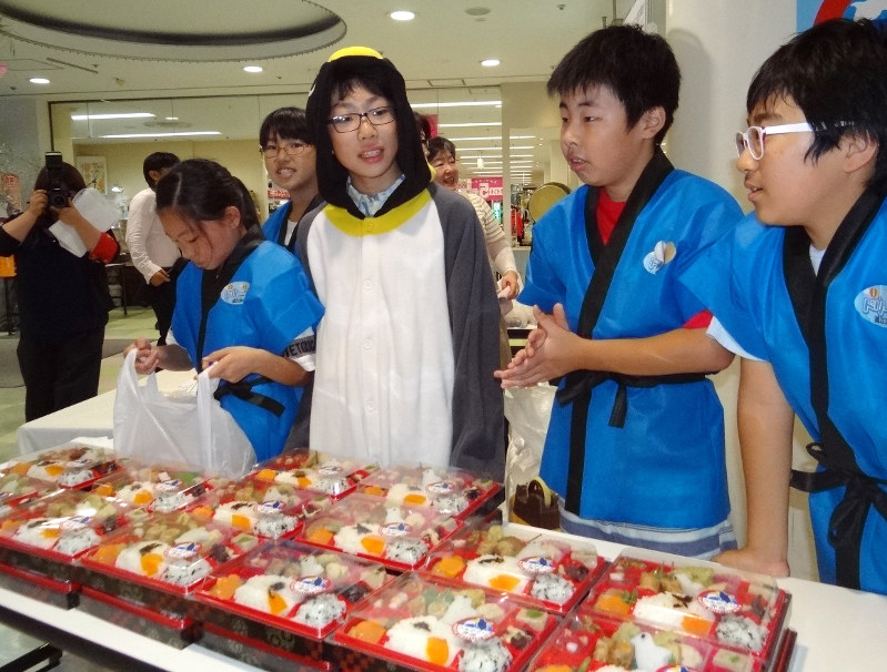買い物客らに弁当を売り込む直江津小児童=新潟県上越市で2018年6月27日、浅見茂晴撮影
