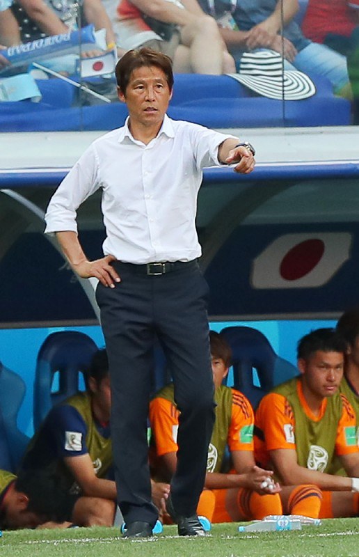 【日本-ポーランド】前半、選手に指示を出す西野監督=ロシア・ボルゴグラードで2018年6月28日、長谷川直亮撮影