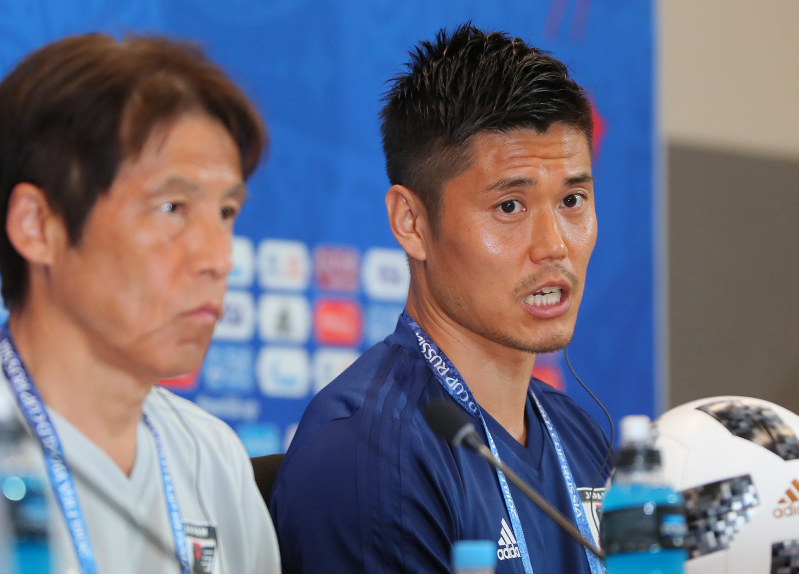 ポーランド戦を控えて記者会見する川島。手前は西野監督=ロシア・ボルゴグラードで2018年6月27日、長谷川直亮撮影