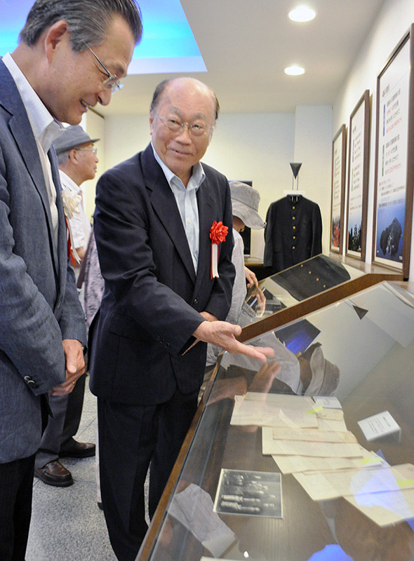 作詞者の小口太郎が心を寄せた女性の手紙が初公開され、飯田忠義さん(右)から説明を受ける滋賀県高島市の福井正明市長=同市の琵琶湖周航の歌資料館で、塚原和俊撮影
