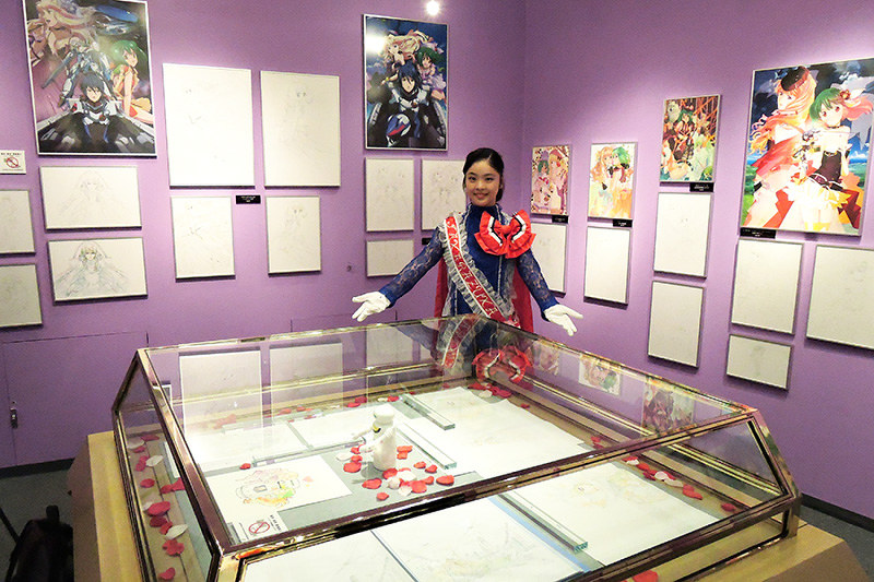 マクロスシリーズ企画展 アートなマクロス発進 人型ロボや原画３５０点超 きょうから 手塚治虫記念館 兵庫 毎日新聞