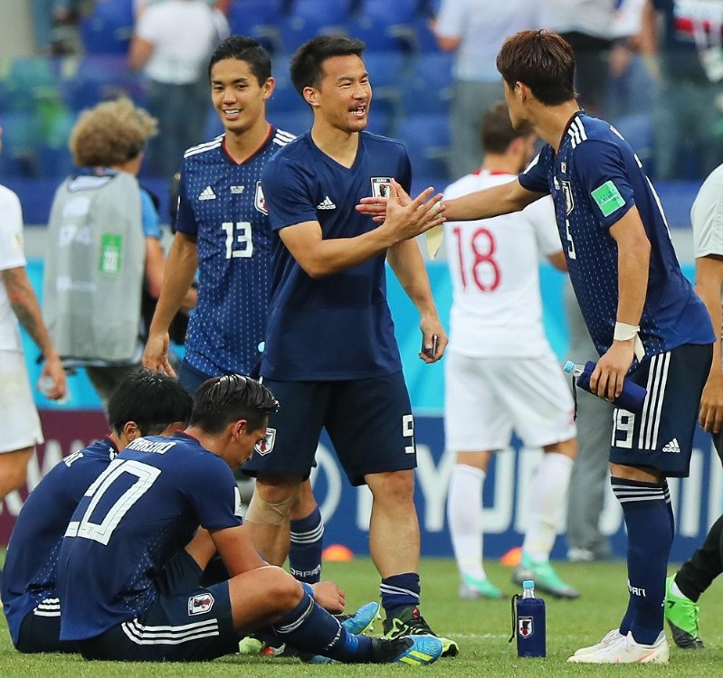 ポーランドに敗れたものの決勝トーナメント進出を決め、喜ぶ岡崎(中央)ら日本の選手たち=ロシア・ボルゴグラードで2018年6月28日、長谷川直亮撮影