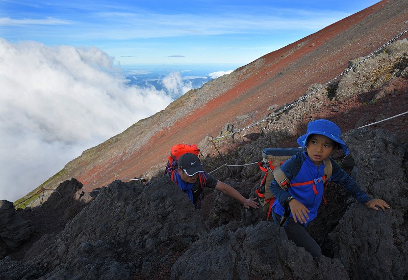 富士山：山開きを前に登山道に光の帯 [写真特集5/9] | 毎日新聞