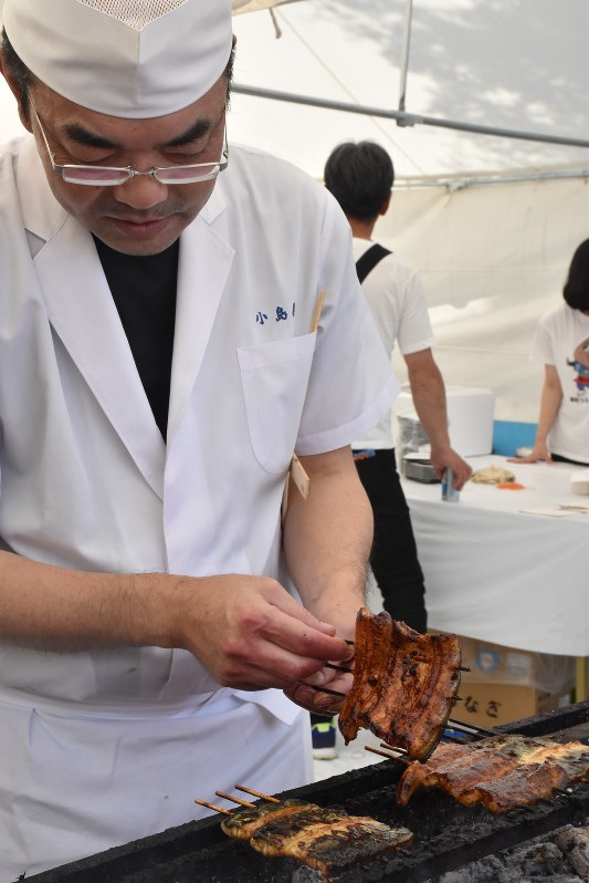 「浦和うなぎまつり」で、ウナギを焼き上げる職人=2018年5月19日、さいたま市浦和区の埼玉県庁南側駐車場で畠山嵩撮影