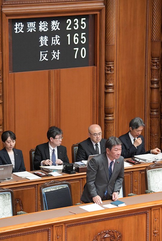 参院本会議でTPP関連法が与党などの賛成多数で可決、成立し一礼する茂木敏充経済再生担当相=国会内で2018年6月29日、川田雅浩撮影