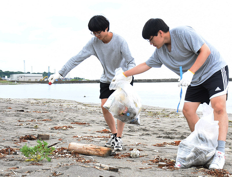 ゴミ拾い つながり実感 琴浦の海岸で韓国人大学生ら 鳥取 毎日新聞