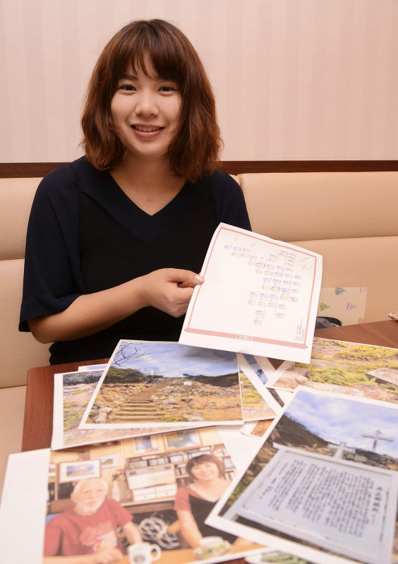 自身で調べた家系図を手に「潜伏キリシタンの歴史に目を向けてほしい」と語る瀬戸さん=福岡市で2018年6月21日