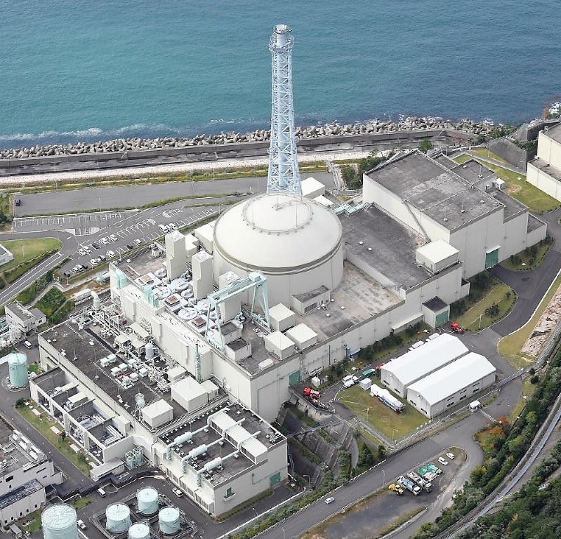 高速増殖原型炉「もんじゅ」=福井県敦賀市で2017年10月20日、本社ヘリから大西岳彦撮影