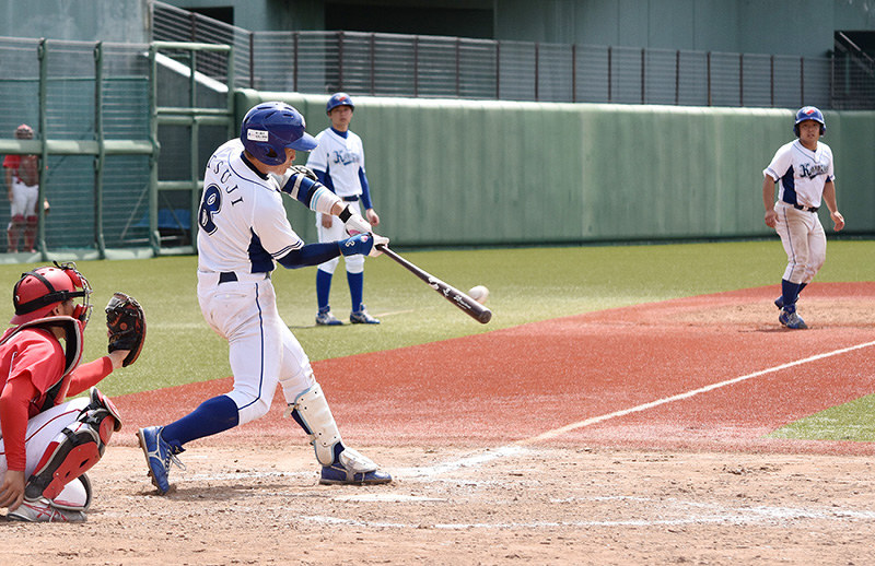 【富山ベースボールクラブ-ハードボールクラブ金沢】四回裏HBC金沢2死二、三塁、辻が適時三塁打を放ち、2者を迎え入れて逆転=富山市下飯野の市民球場アルペンスタジアムで、青山郁子撮影