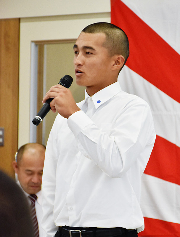 選手宣誓が決まり、あいさつする高知商の山中大河主将=高知市の高知工で、北村栞撮影