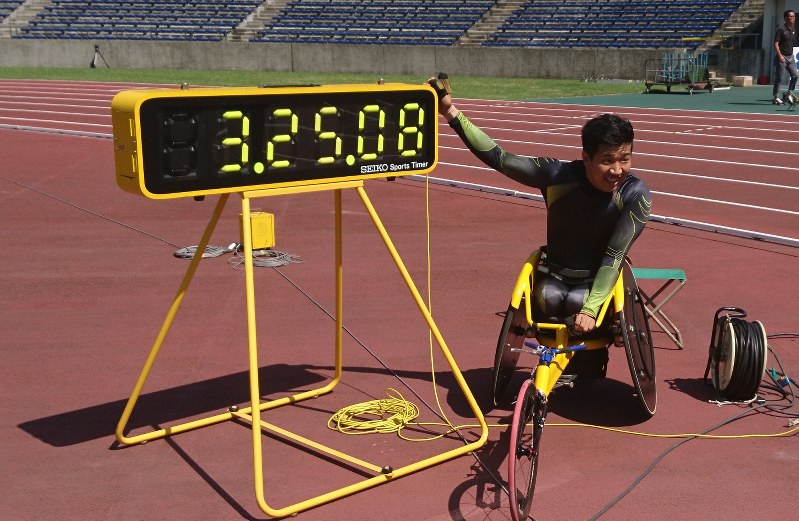 関東パラ陸上選手権男子1500メートル(T52)で世界記録を樹立した佐藤友祈=2018年7月1日午後2時24分、高橋秀明撮影