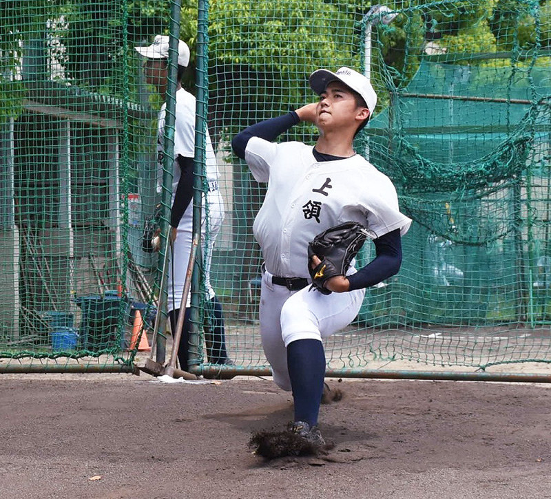 香川大会に向けて投球練習に励む高松商の上領慎太郎投手=高松市松島町1の同校で、潟見雄大撮影