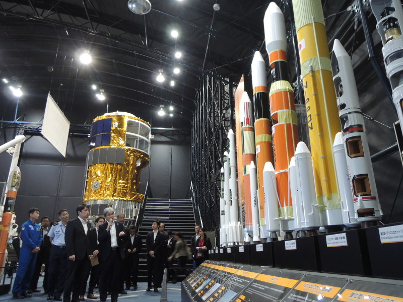 JAXA筑波宇宙センターで国産ロケットについて説明を受ける小野寺五典防衛相(左から4人目)=2日