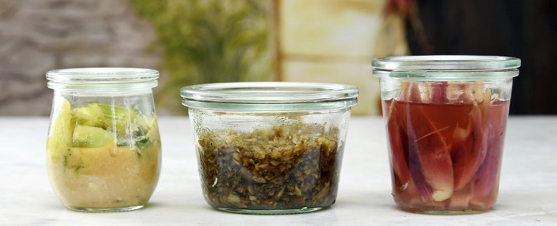 左からセロリのみそ漬け、ゴボウのしぐれ煮、ミョウガの甘酢漬け