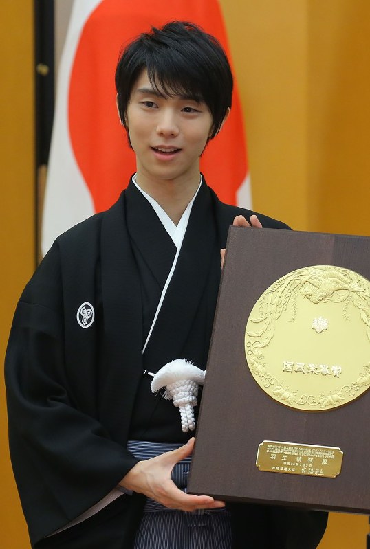 国民栄誉賞の盾を贈られた羽生結弦選手=首相官邸で2018年7月2日午前11時33分、宮武祐希撮影