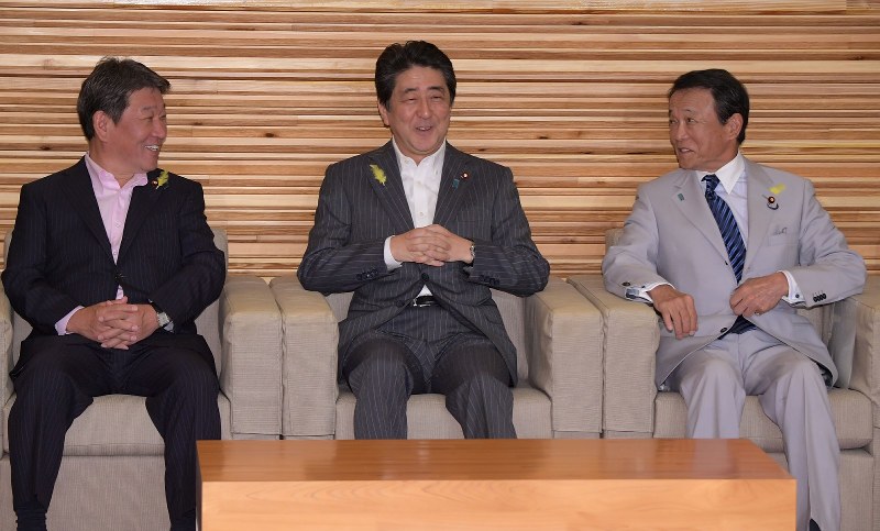 閣議に臨む安倍晋三首相(中央)、麻生太郎財務相(右)、茂木敏充経済再生担当相=首相官邸で2018年7月3日、川田雅浩撮影