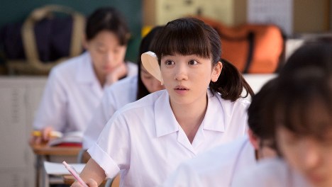 NHK連続テレビ小説「半分、青い。」。左耳を失聴したため、永野芽郁さん演じる楡野鈴愛は付け耳で音を聞こうとする=NHK提供