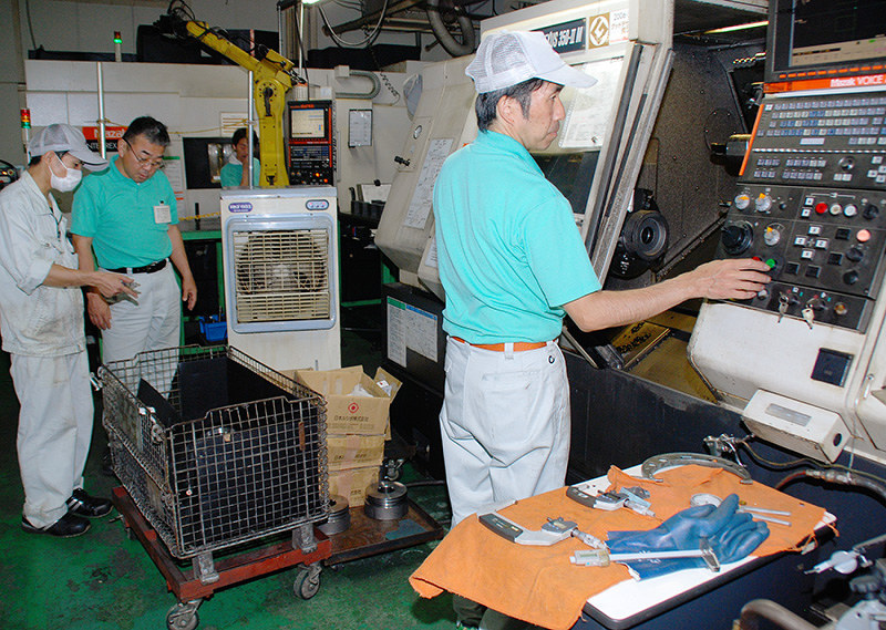 中小企業では景気の先行きへの懸念も出始めている=東大阪市本庄2の近畿工業で2018年6月28日、宇都宮裕一撮影