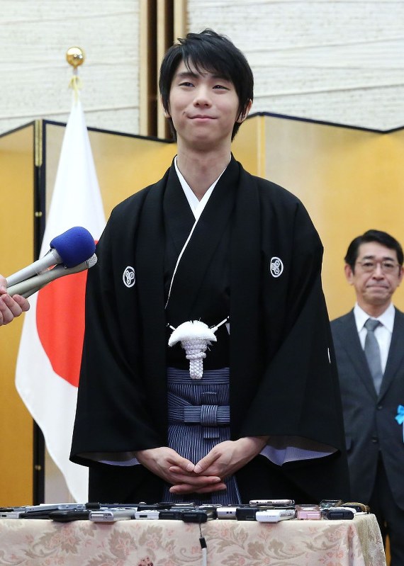 Figure skater Yuzuru Hanyu speaks to reporters after receiving the People's Honor Award on July 2, 2018, in Tokyo. (Mainichi)