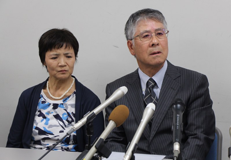 和解成立後の記者会見で、亡くなった片桐理香子さんへの思いを語る父寺沢泰樹さん(右)と母仲子さん=仙台市で2018年7月3日午後4時1分、藤井朋子撮影