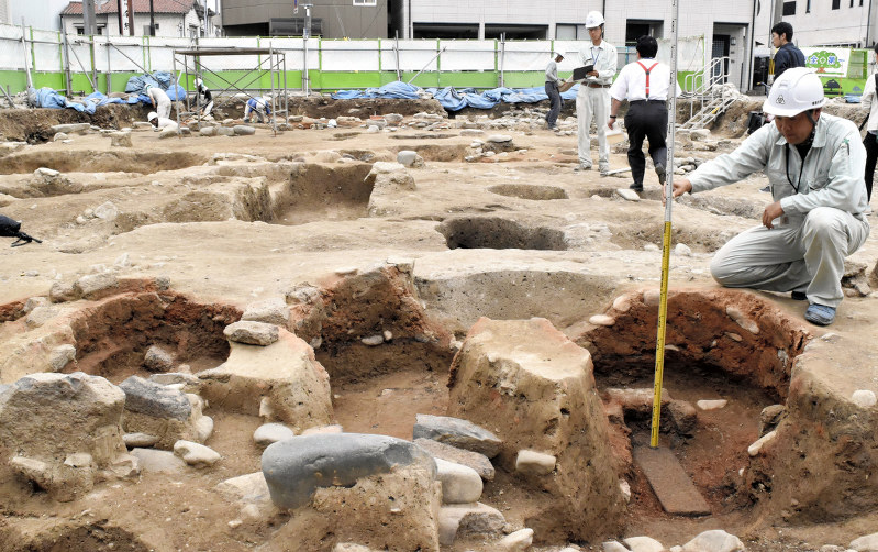 兵庫県姫路市内で初めて発見された半地下式の3基連基式のかまど=姫路市五軒邸1で2018年7月3日午前10時39分、待鳥航志撮影