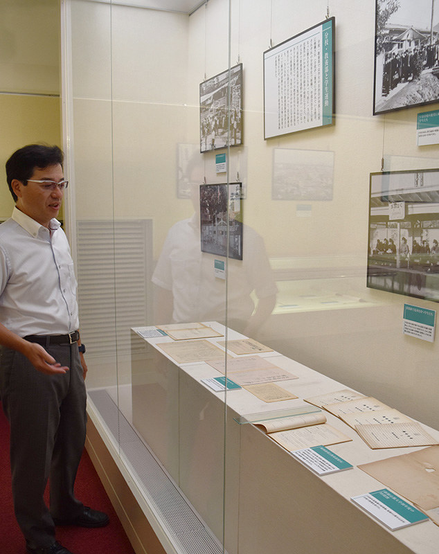 京都大教養部の変遷をさまざまな角度からたどる資料を紹介している企画展=京都市左京区の京都大吉田キャンパスで、菅沼舞撮影