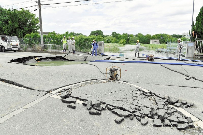 地震により水道管が破断し、道路が陥没した現場=大阪府高槻市で2018年6月18日、川平愛撮影