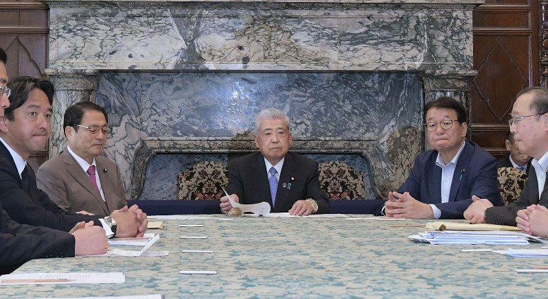 参院各派代表者懇談会に臨む与野党の議員たち。中央は伊達忠一議長=国会内で2018年7月4日、川田雅浩撮影
