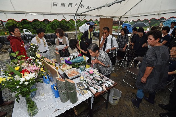 九州北部豪雨 発生から１年 犠牲者に祈り 各地で追悼式 写真特集6 15 毎日新聞