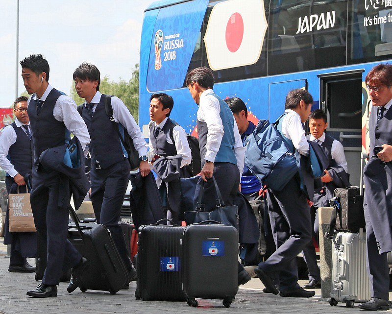 サッカー日本代表 選手２３人そろって帰国の途に 写真特集2 6 毎日新聞